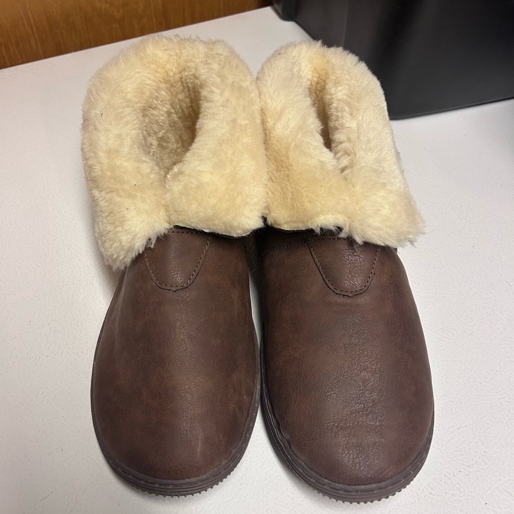 Brand New (without tags) Apres slippers, men’s 11